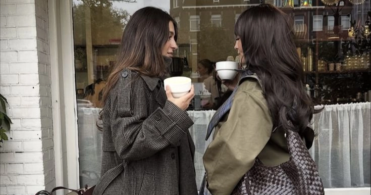 Dos personas conversando tomando café